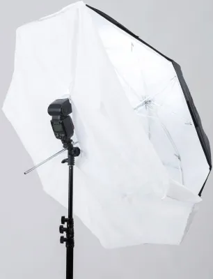 Deštníkový box s bílým interiérem