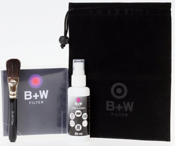 B+W Cleanig Kit 4 (Cloth 20x20cm, Brush 12cm, Lens Cleaner 50ml, Pouch)