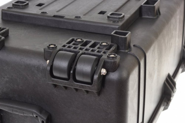 Peli™ Case 1650 Suitcase with Foam (Black)