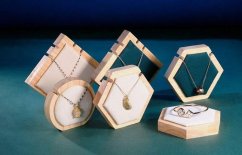 Dekolt, stojánek, stojan na šperky octagon bílý (DRD10B)