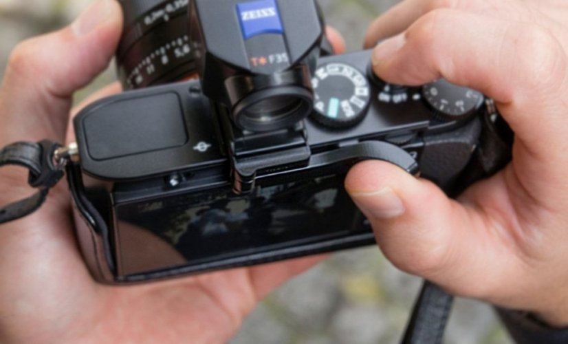 Sony TGA-1 grip na palec pre digitálne fotoaparáty série RX1