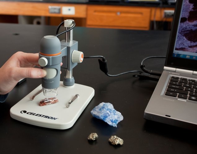 Celestron ruční digitální mikroskop PRO se základnou