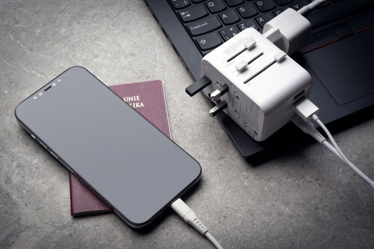 Adaptér FIXED Cestovné pre EÚ, UK a USA/AUS, s 3xUSB-C a 2xUSB výstupom, GaN, PD 65W, biely Adaptér FIXED Cestovné pre EÚ, UK a USA/AUS, s 3xUSB-C a 2xUSB výstupom, GaN, PD 65W, biely