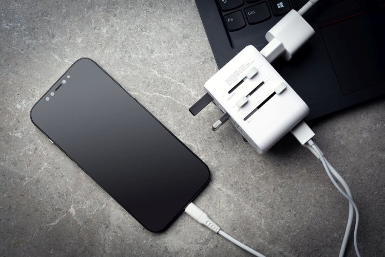 Adaptér FIXED Cestovné pre EÚ, UK a USA/AUS, s 3xUSB-C a 2xUSB výstupom, GaN, PD 65W, biely Adaptér FIXED Cestovné pre EÚ, UK a USA/AUS, s 3xUSB-C a 2xUSB výstupom, GaN, PD 65W, biely