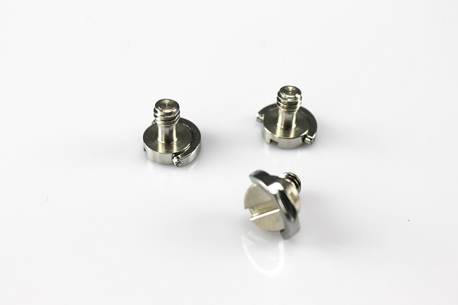 1x upínacia skrutka fotoaparátu so závitom 1/4" a s očkom