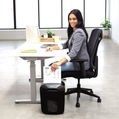 Aktenvernichter Fellowes LX 45 P-4, Kreuzschnitt 4x37mm, 8 Blatt, 17l, Kreditkarte, schwarz