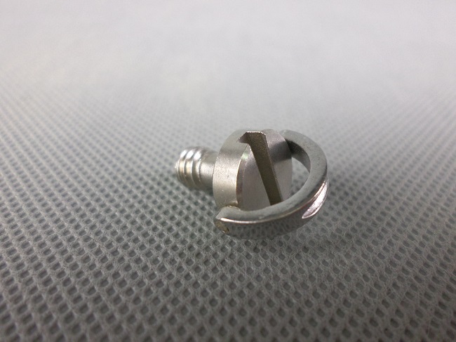 1x upínacia skrutka fotoaparátu so závitom 1/4" a s očkom