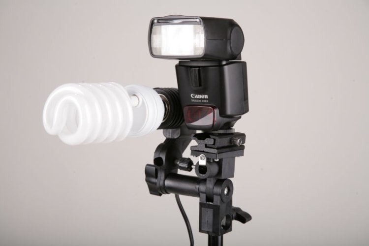 Držák systémového blesku, deštníku a žárovky (MXDR3)