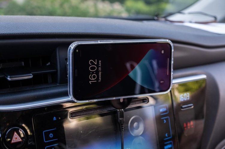 Držák FIXED MagClick s bezdrátovým nabíjením a podporou MagSafe, 15 W, černý