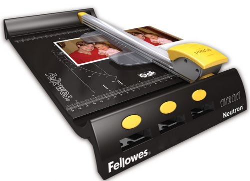 Fellowes Neutron A4 Kotoučová řezačka, 8 listů, plastová základna