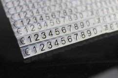 Plastové cenovky čierne, priehľadné 6x9mm 20x řada € (ESS-P x20)