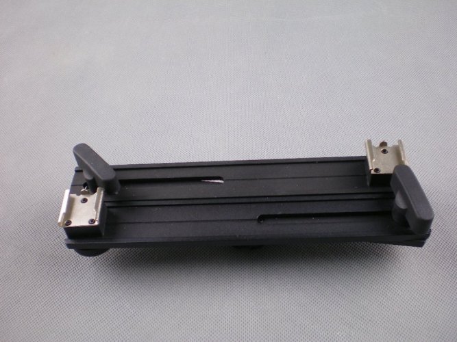 Držák příslušenství do sáněk blesku