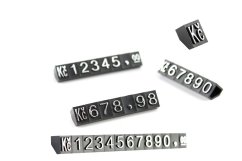 Plastové cenovky stříbrný prolis 6x9mm 1x řada Kč (EKCS)