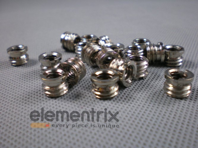 Adaptor metalic cu filet („șurub”) de la 1/4″ la 3/8″ cu flanșă (1438P)