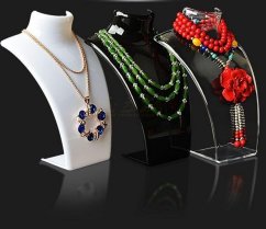 Dekolt, stojánek, stojan na šperky výška 21cm černý akryl (DKC)