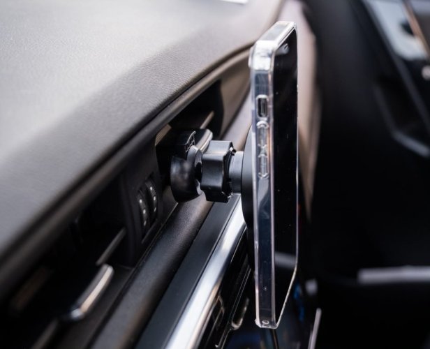 Držák FIXED MagClick s bezdrátovým nabíjením a podporou MagSafe, 15 W, černý